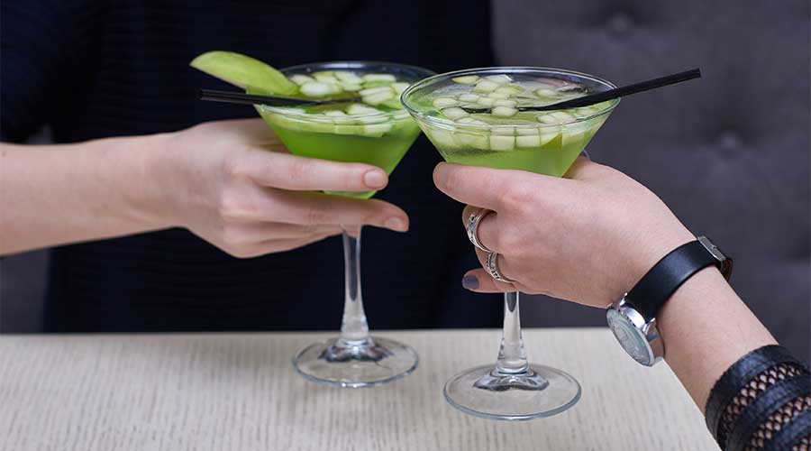 Rượu Midori có mùi dưa và là sản phẩm của hãng Suntory tại Nhật Bản