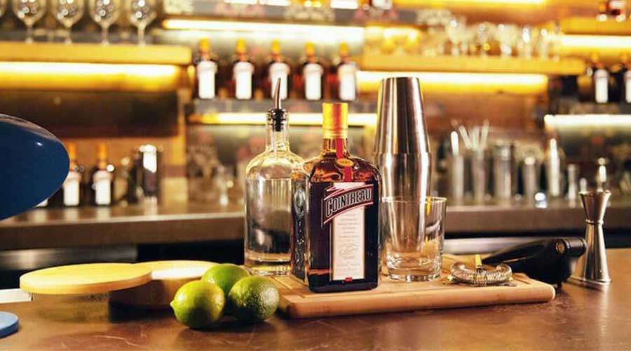 Rượu vị cam Cointreau - Một trong những đứa con đầu tiên của thế giới rượu mùi