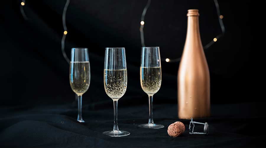 Rượu vang sủi tăm (Sparkling Wine) thường có màu vàng ánh kim đẹp mắt với nồng độ cồn nhẹ