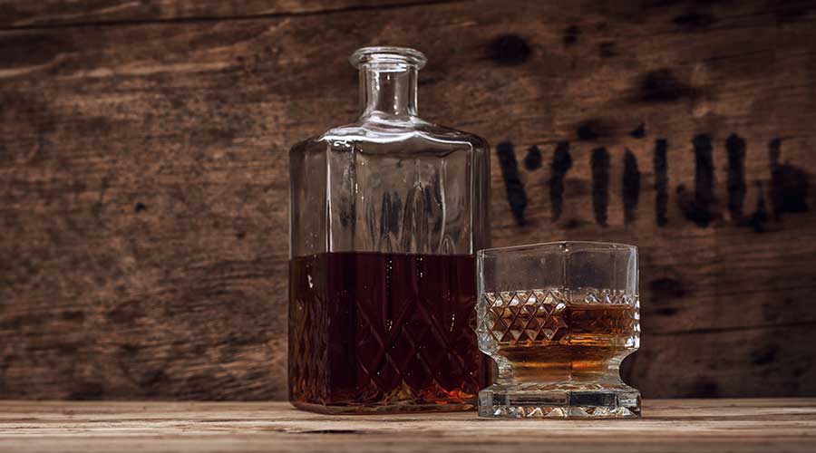 Bourbon có tên gọi khác là Kentuckey Whisky được sản xuất chủ yếu từ bắp